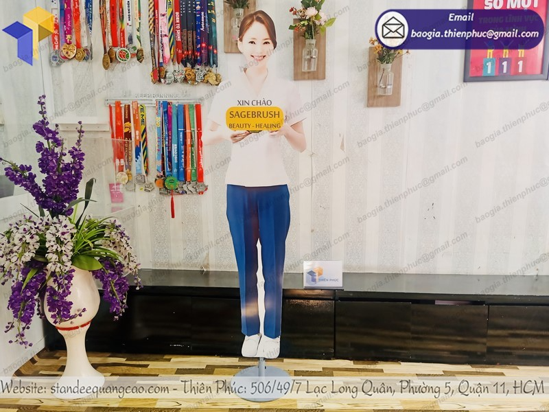 báo giá standee mô hình người