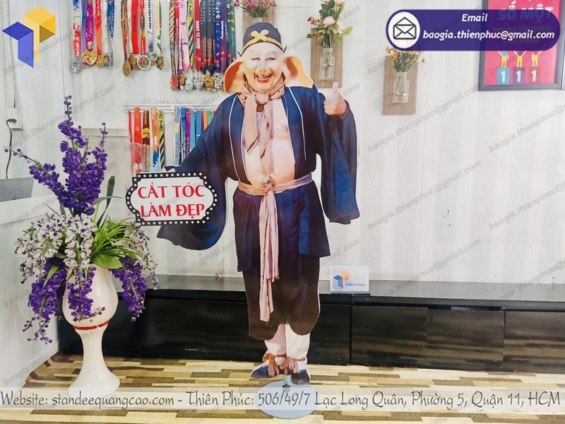 báo giá standee quảng cáo mô hình độc lạ