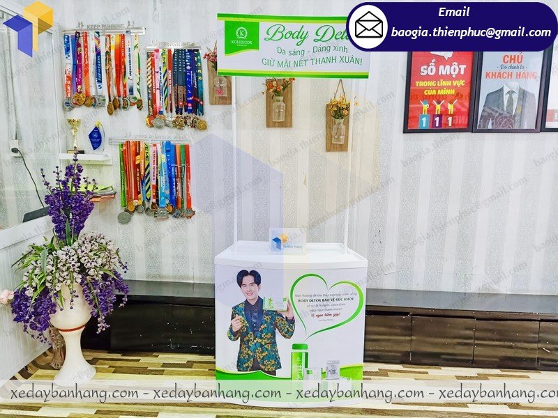 booth nhựa quảng cáo mỹ phẩm