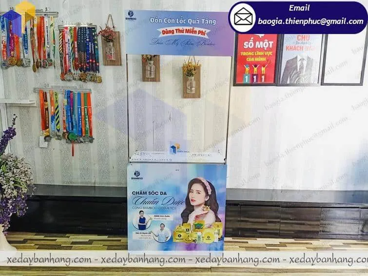 đặt mua quầy sắt trưng bày mỹ phẩm