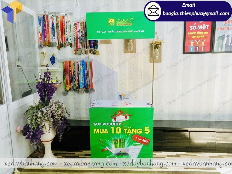 kệ sắt quảng cáo thương hiệu