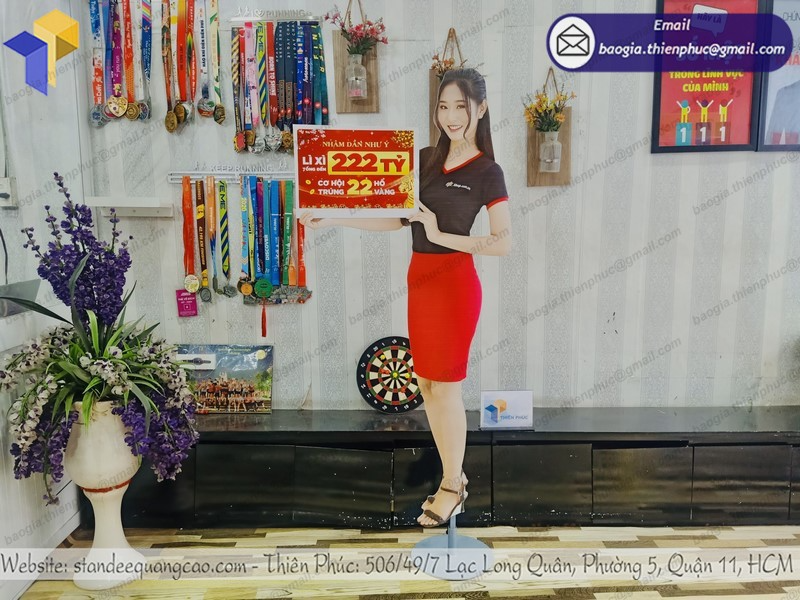 mô hình standee hình người chân sắt