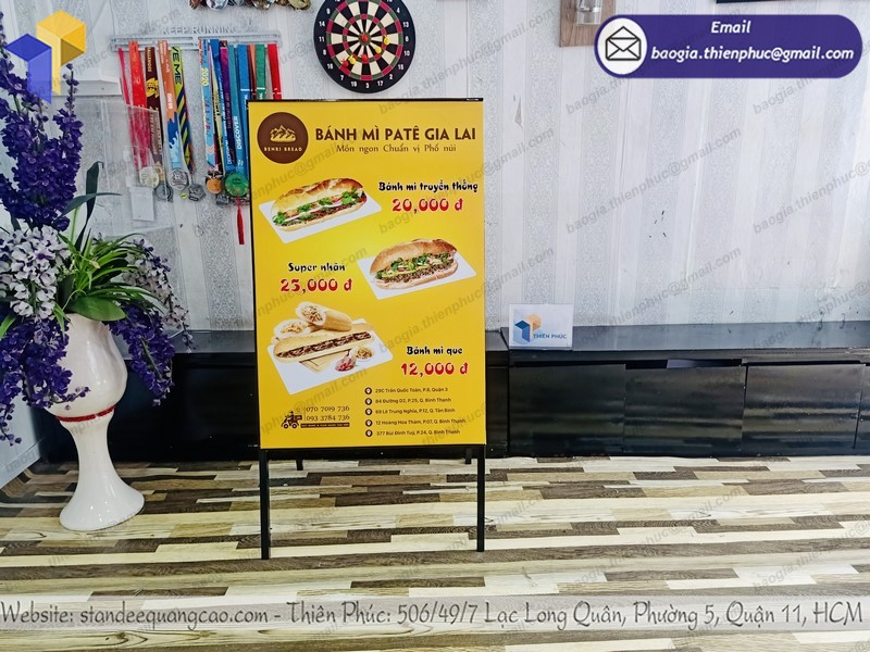 mua standee chân khung sắt giá rẻ