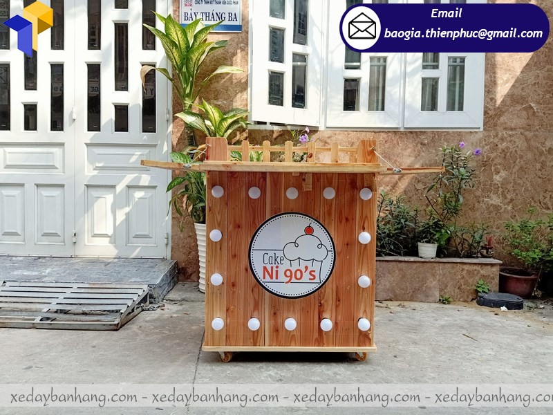 xe gỗ bán bánh cupcake