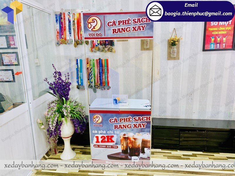 quầy sampling sắt căng bạt giá bao nhiêu