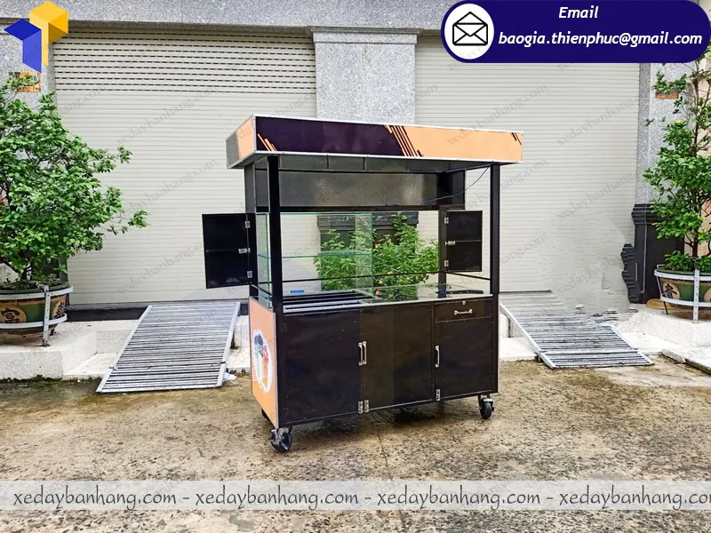quầy sắt bán sinh tố nước ép trái cây