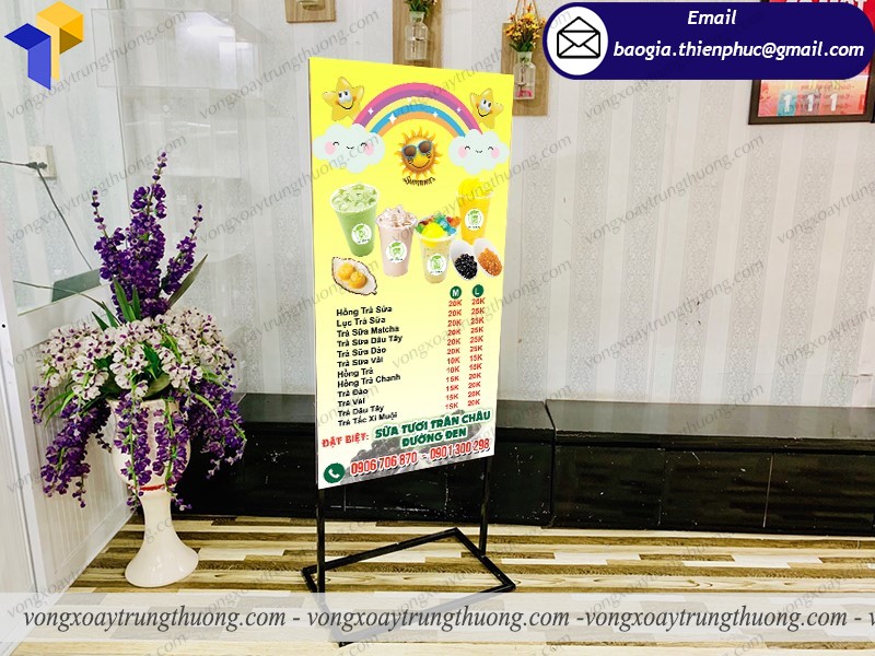 standee 2 mặt dựng trước quán trà sữa giá rẻ