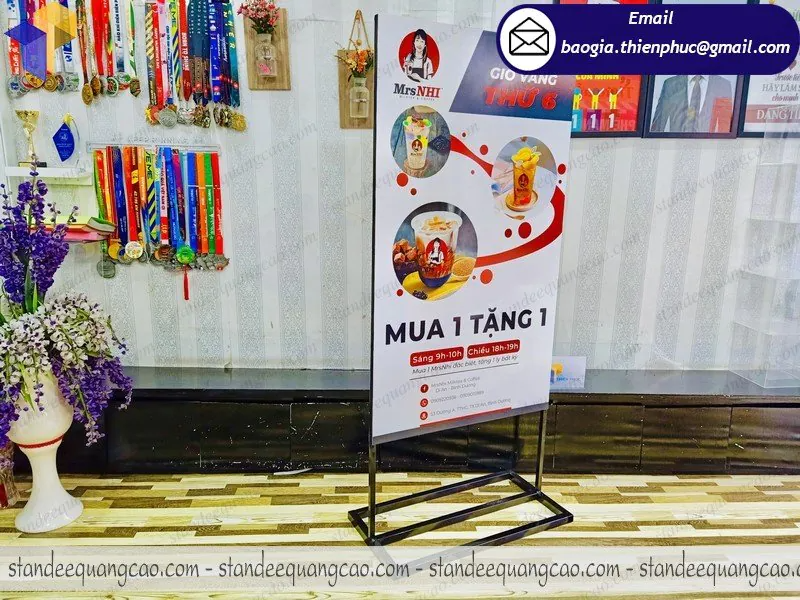 standee chân sắt 2 mặt quảng cáo
