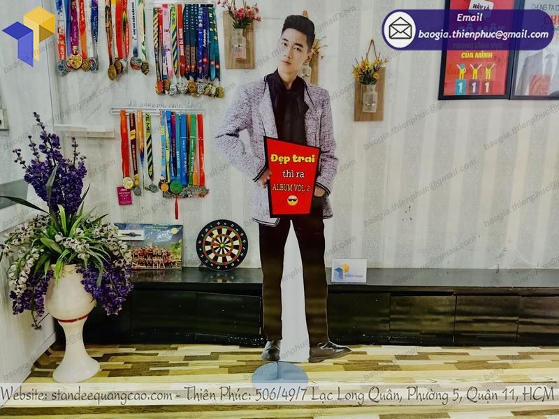 standee hình người cán formex giá rẻ