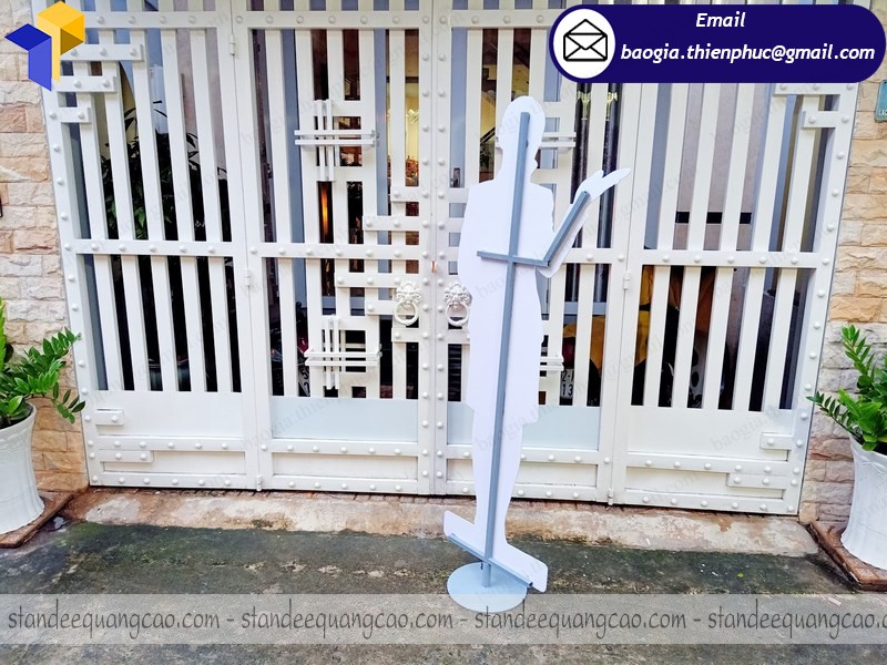 standee mockup hình người ở nha trang