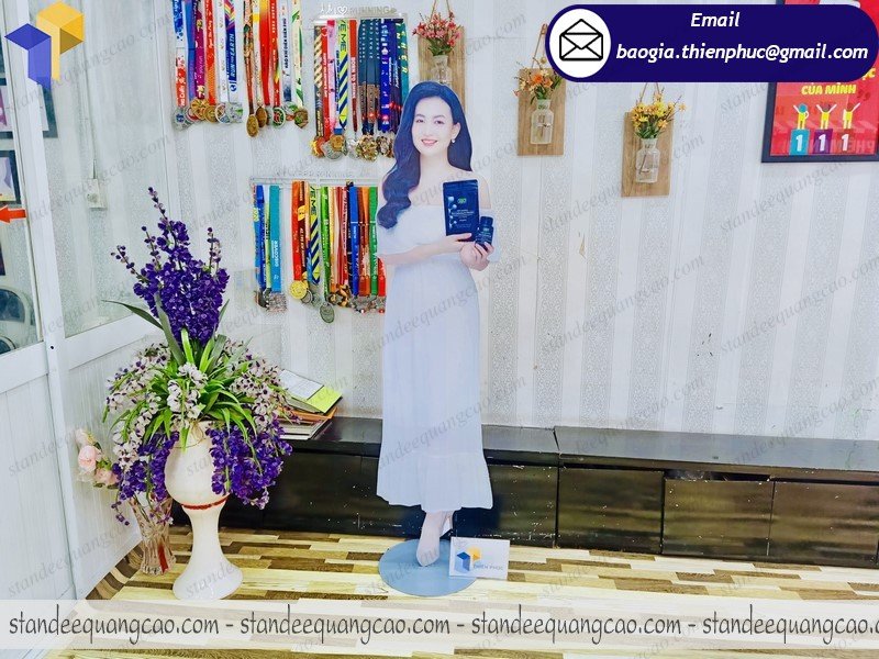 standee mô hình người mẫu