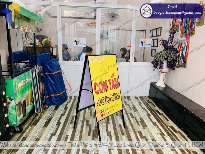 standee quảng cáo chân sắt chữ A