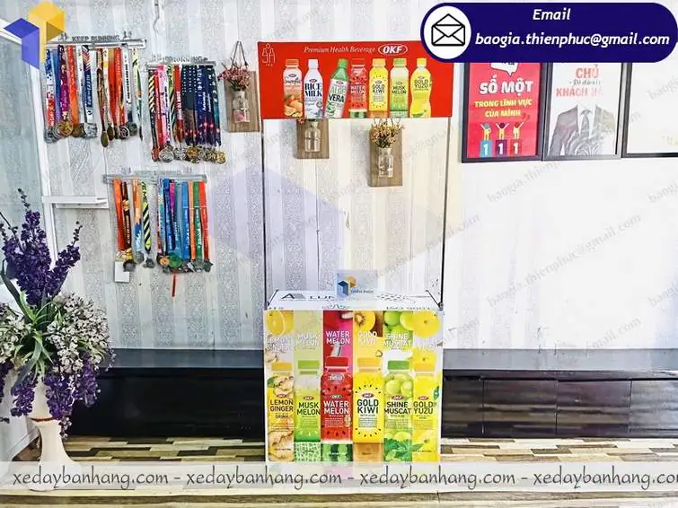 thiết kế booth sampling nước hoa quả