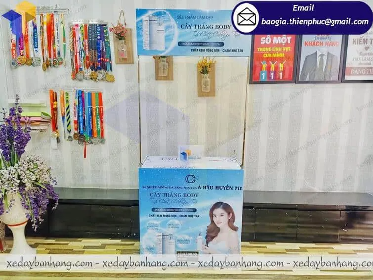 thiết kế booth sắt quảng cáo mỹ phẩm
