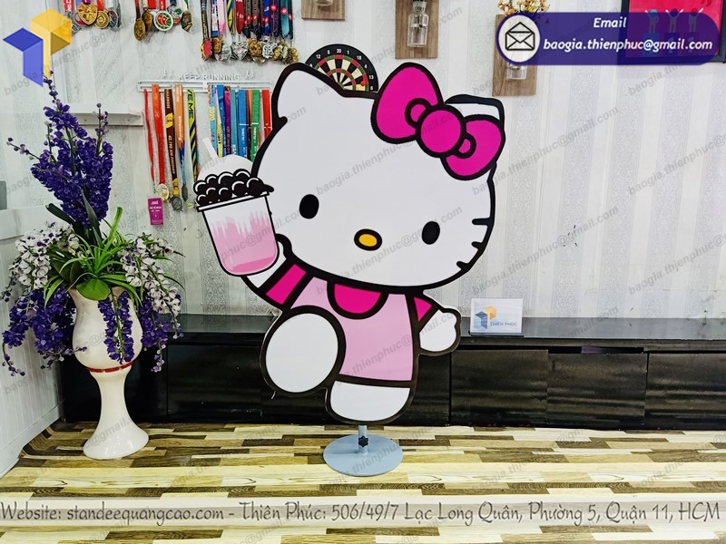 thiết kế standee nhân vật cute giá rẻ