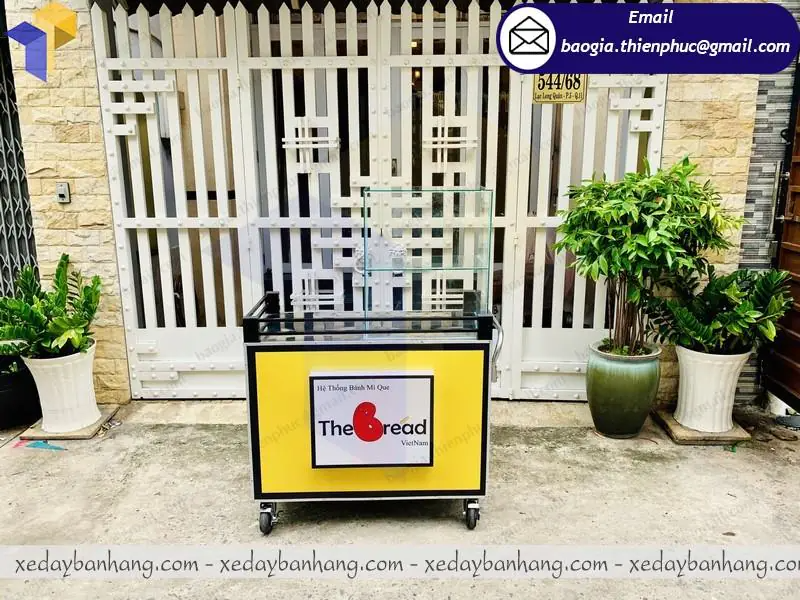 thiết kế tủ kiếng bán bánh mì chả cá