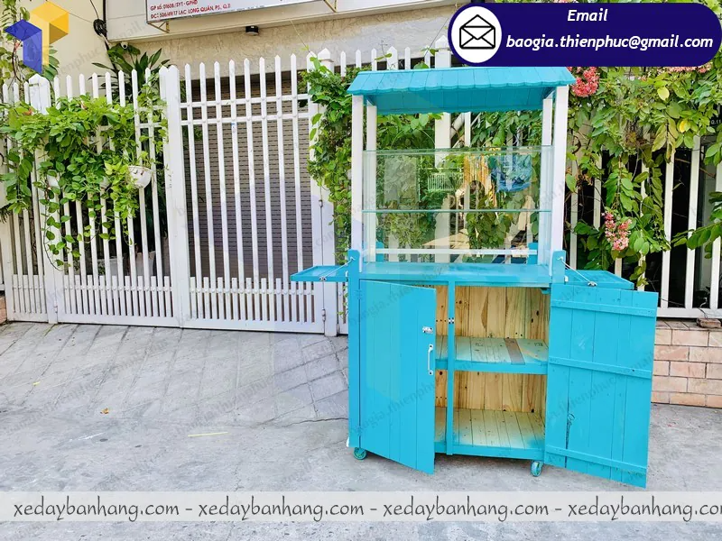 tủ bán bánh mì chay lưu động