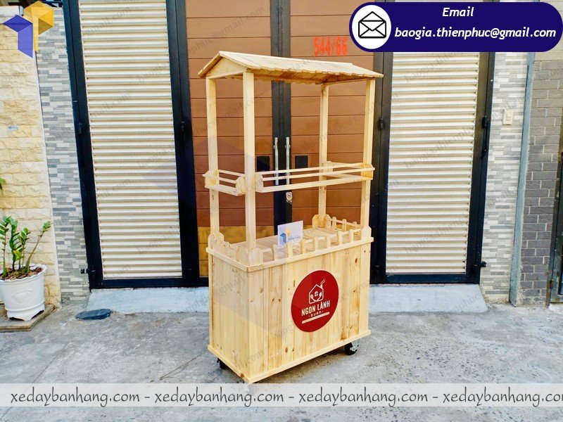 tủ gỗ bán đồ ăn vặt