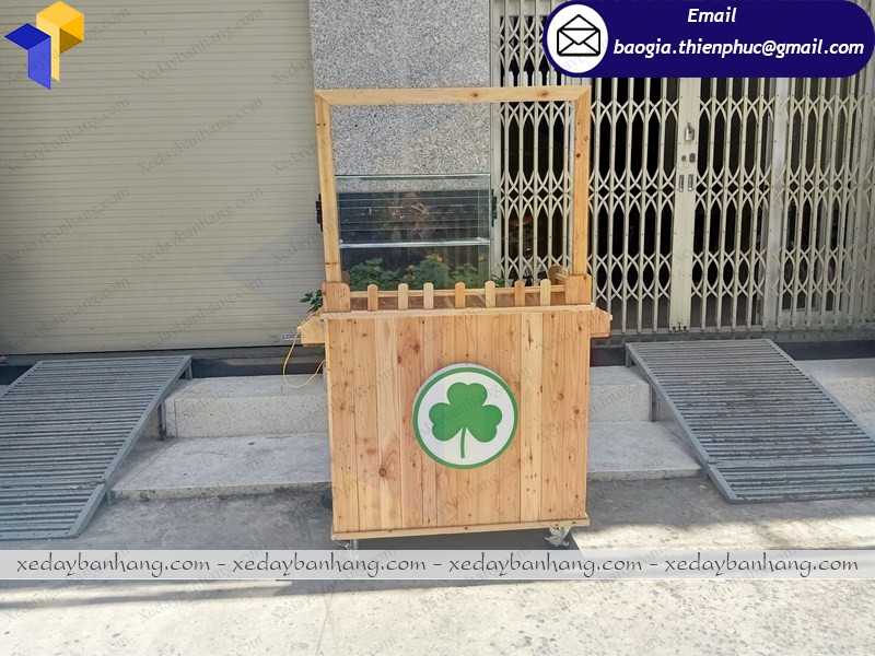 tủ gỗ bán thức ăn nhanh