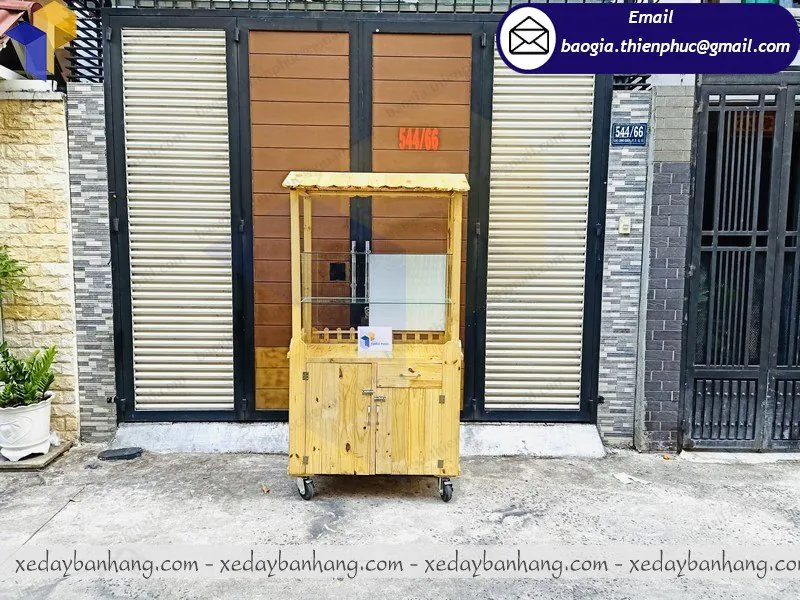 xe bán bánh mì chay bằng gỗ