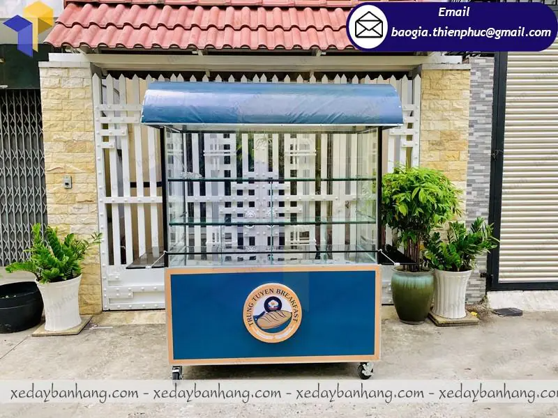 xe bán bánh mì mang đi bắng sắt