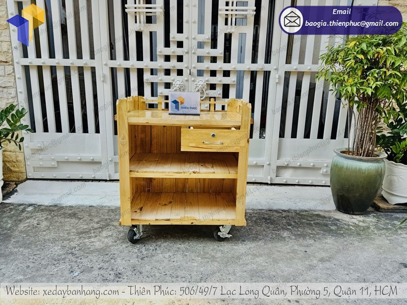 xe bán sinh tố bằng gỗ thông