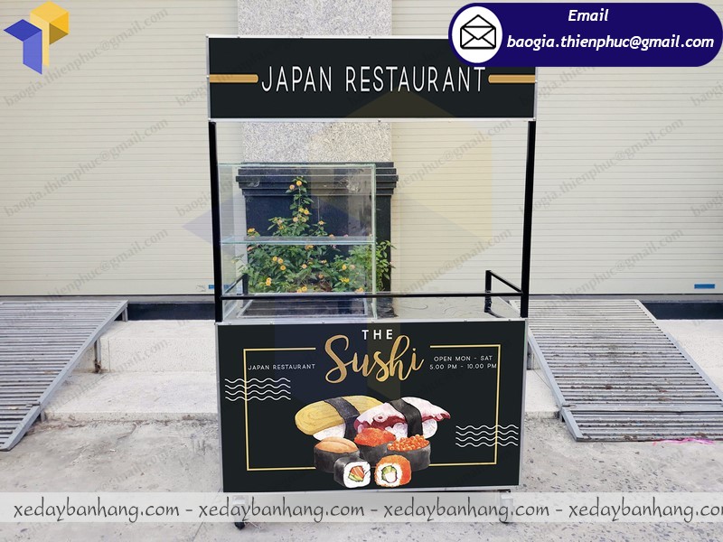 xe đẩy bán sushi