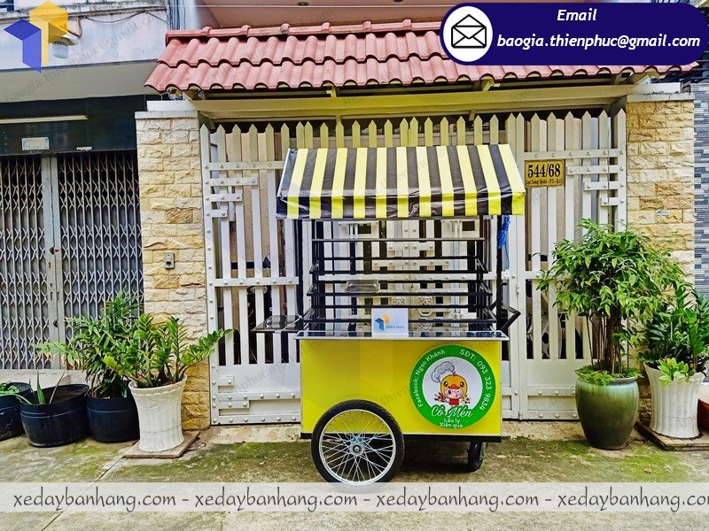 xe đầy bán thức ăn vặt