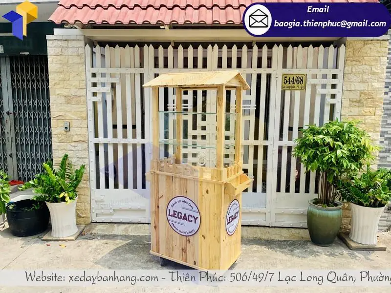 xe gỗ bán bánh mì ngọt mộc mạc