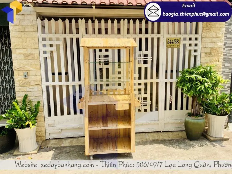 xe gỗ bán bánh mì ngọt