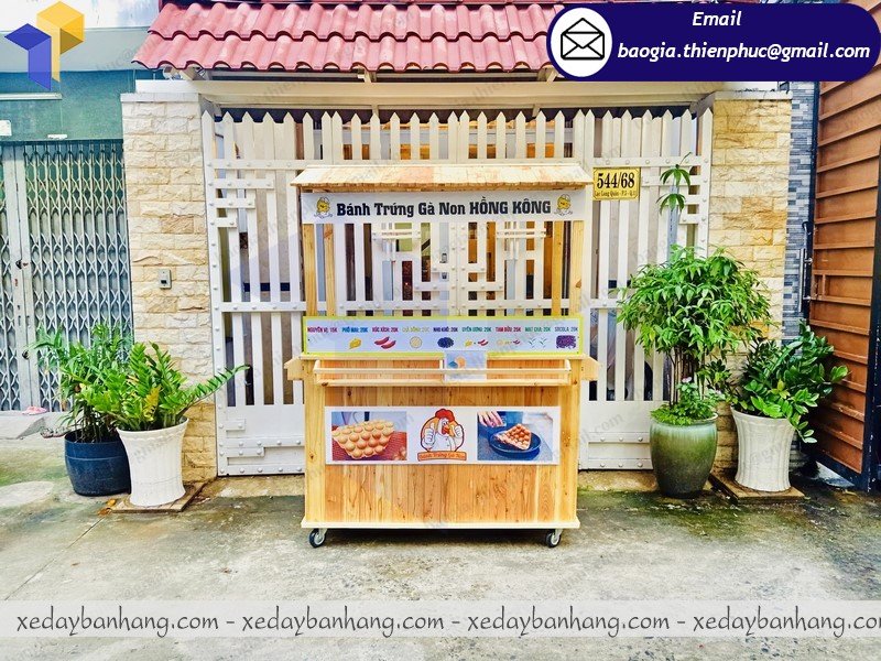 xe gỗ bán bánh trứng gà non