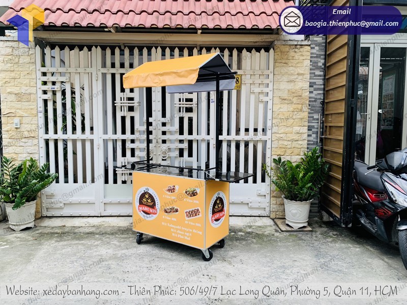 xe sắt bán takoyaki vỉa hè tphcm