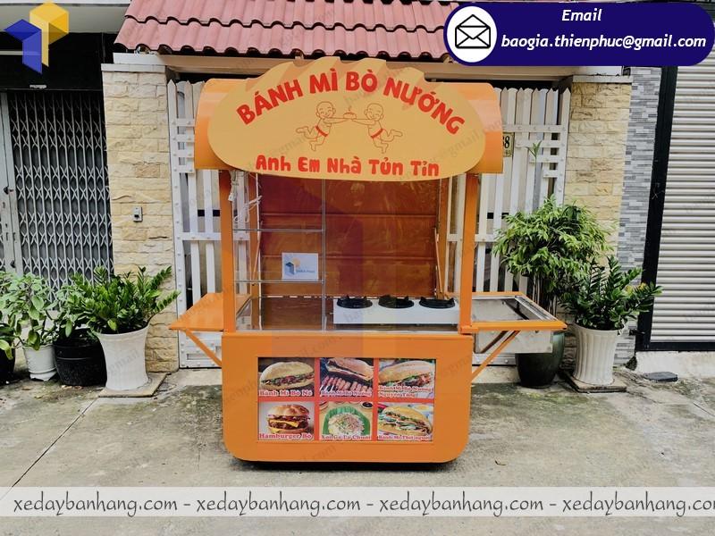 xe sắt lớn bán bánh mì lưu động